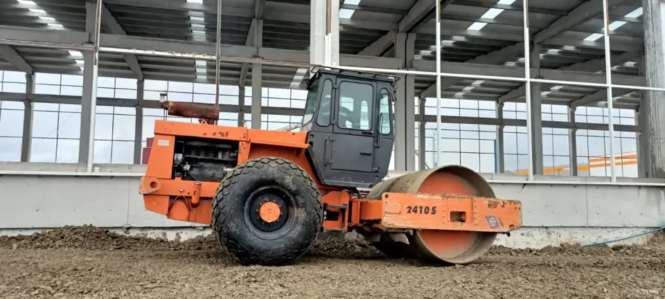 Paşa Makina makine parkından fabrika sahasında çalışan Hamm toprak silindiri