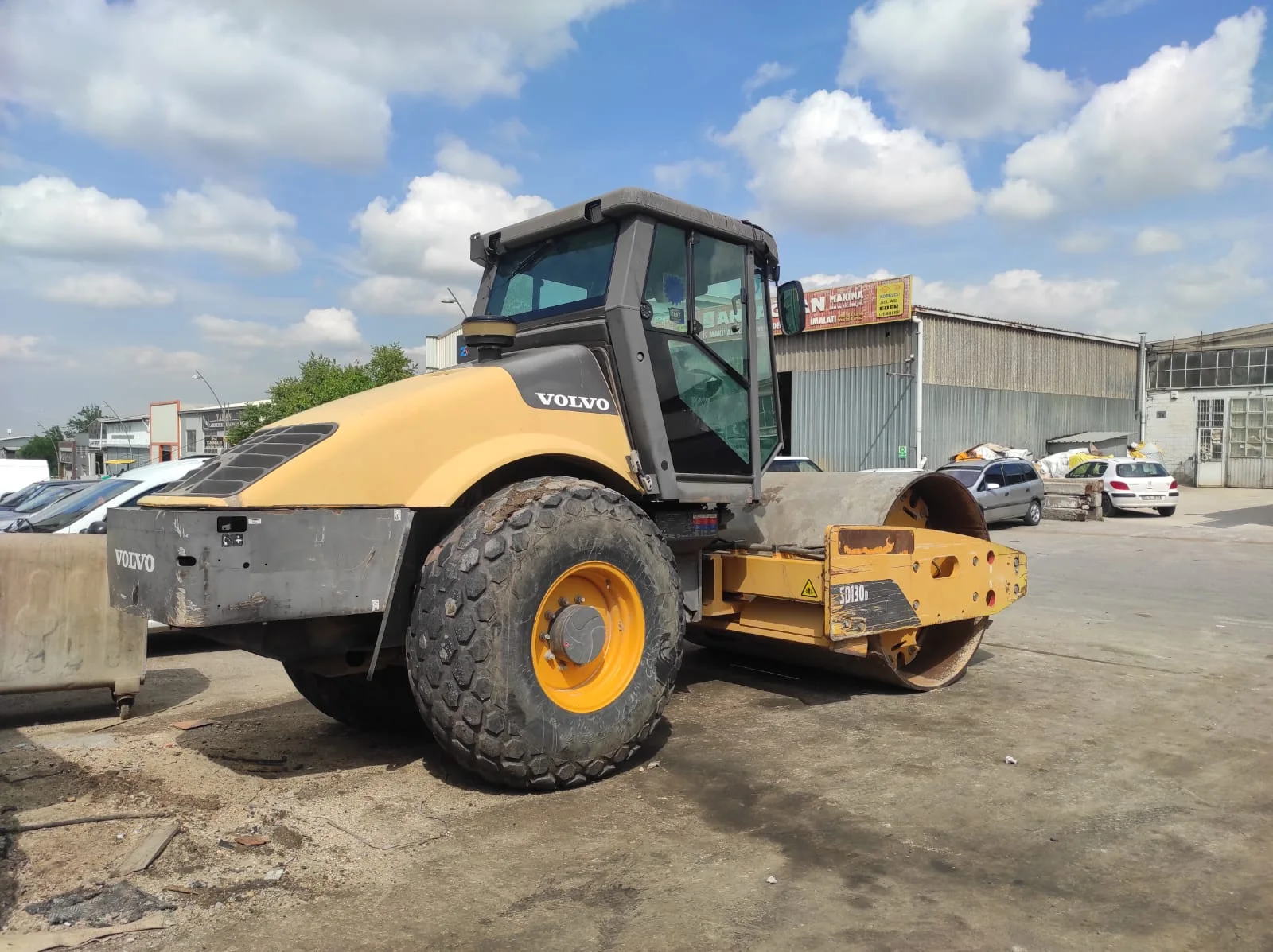 Paşa Makina kiralık Volvo tek tamburlu düz silindir, Ankara Ostim’deki merkezimizin önünde; 12 ton sınıfı, 2,10 m tambur genişliği, önünde dozer bıçağı.