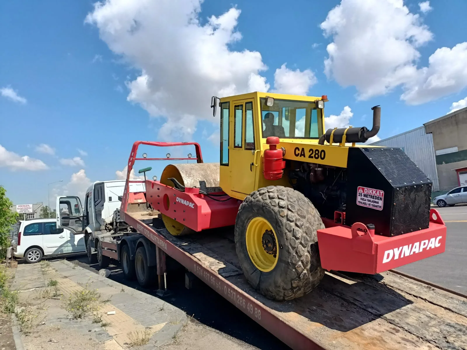 Kiralık Dynapac CA 280 toprak silindiri, şantiyeye sevk için lowbed dorsesine yüklenmiş hâlde; 12 ton sınıfı, 2,10 m düz tambur.